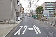 物件の北側前面道路（東側から）車通りは多くありません。
