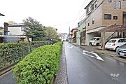 物件の南西側前面道路（西側から）