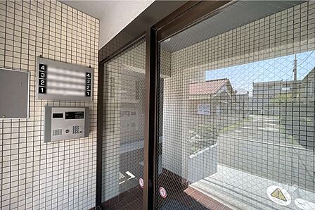 エントランスはオートロック付きです。