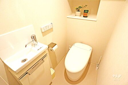 トイレ温水洗浄便座・手洗い付きです！ニッチスペースがあるため物を置いておくことができます。