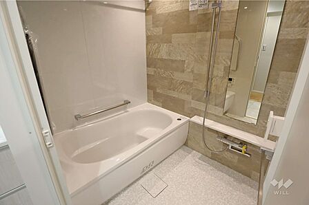 浴室ブラウンの壁がアクセントになっていておしゃれな印象です!シャンプーやトリートメントを置く台があるのもうれしいポイントです!