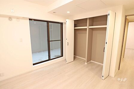 洋室約8.9帖庭に出れる地下のお部屋です。