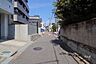外観：物件の北東側前面道路（南東側から）［2026年6月30日撮影］※AIによる車消し加工済み