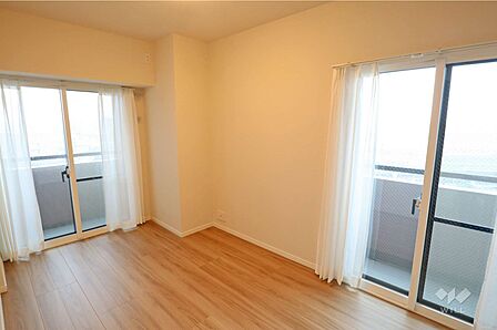 洋室約6帖二面採光で明るいお部屋です。