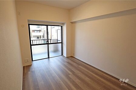洋室約5.6帖バルコニーに面したお部屋で明るいお部屋です。