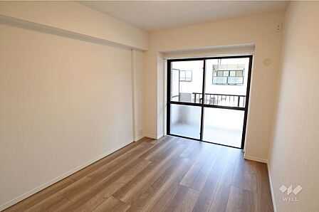 洋室約5.6帖明るいお部屋です。