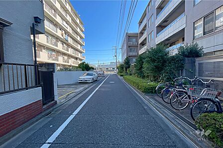 敷地北東側の前面道路(北西側から)