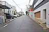 外観：物件の西側前面道路（北西側から）周辺は閑静な住宅地となっています。