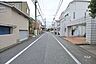 外観：物件の南側前面道路（東側から）［2025年10月21日撮影］