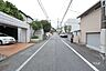 外観：物件の南側前面道路（西側から）［2025年10月21日撮影］