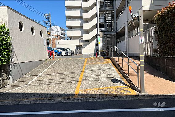 駐車場の出入り...