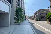 敷地西側の前面道路（北側から）