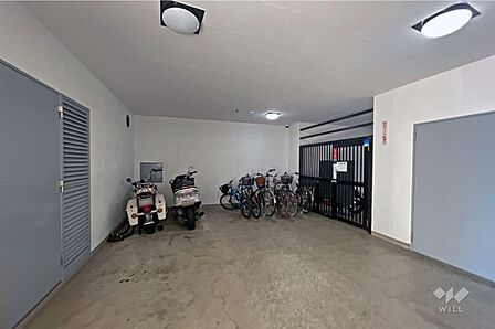 屋内に設けられた駐輪場とバイク置場