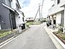 周辺：前面道路を含む現地写真です。