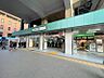 周辺：新松戸駅　約1700ｍ　徒歩約22分　JR上野東京ライン、新京成電鉄が乗り入れ、主要都市までのアクセス良好。駅周辺は大型商業施設やスーパー、飲食店などが集まる繁華街です。