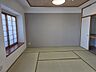 和室：和室６畳・出窓