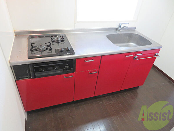 画像8:赤いキッチンは、珍しいですがおしゃれですね。