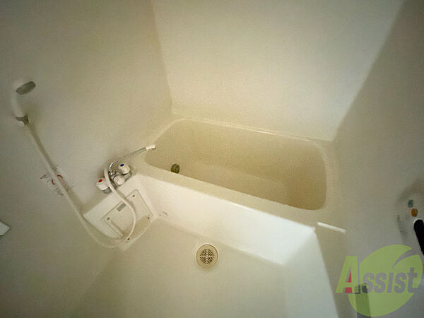 画像4:浴槽は狭すぎず、一日の疲れを癒せる空間になっております。