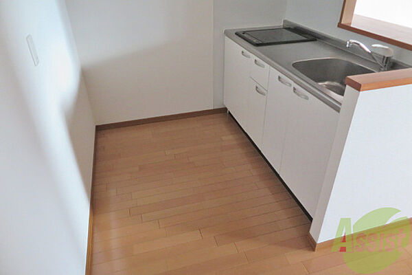 画像23:広々としたキッチンです。冷蔵庫なども置けますよ。