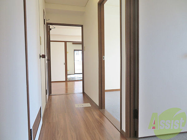 画像12:玄関を入ると正面に洋室が二部屋ございます。