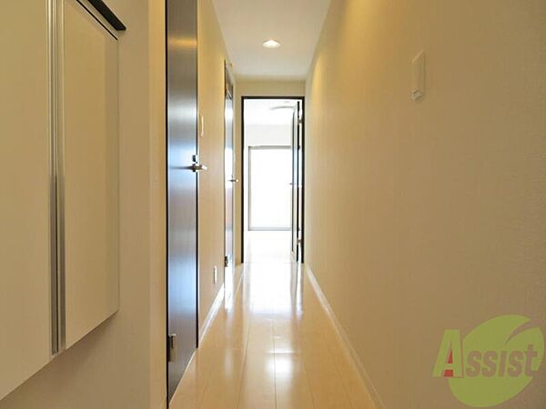 画像12:玄関は白を基調になっていて清潔感ある空間になっています。