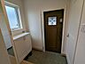 玄関：洗練されたデザインの玄関ドア