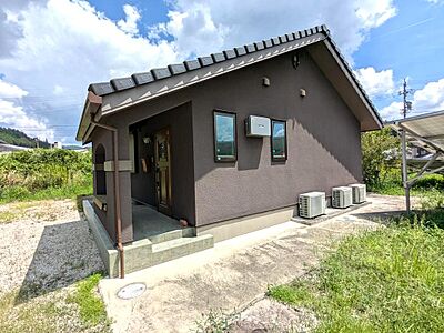外観:シンプルなデザインの平屋の建物。スロープ付きで高齢者にも配慮されています。 外観:シンプルなデザインの平屋の建物。スロープ付きで高齢者にも配慮されています。