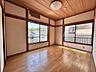 室内：【リフォーム中】2F居室になります。窓からは穏やかな鴨居の街並みが一望できます。涼しくなってくるこれからの季節は窓辺で読書や仕事などいかがでしょうか。