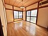 室内：【リフォーム中】2F居室になります。各居室にクローゼットがあり、収納力に富んでいます。