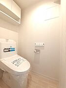 清潔感のある温水洗浄便座付きトイレ。トイレットペーパー等のストックに便利な吊戸棚付きです。