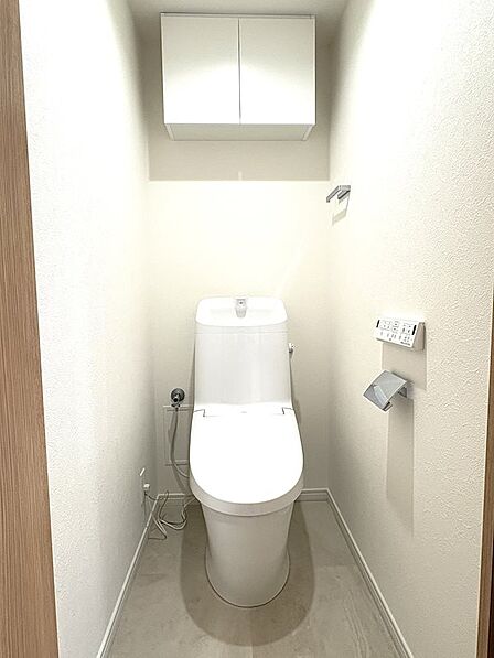 収納棚付きで使いやすい仕様。温水洗浄便座で快適にお使いいただけます。
