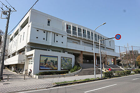 横浜市立保土ケ谷小学校(890m)
