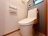トイレ：トイレ関係の設備も一新されています。もちろん温水洗浄機能付き便座です。気になる水周り関係が新しくなっていると、気持ちよく新生活が始められますね。