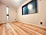 洋室：【施工例】家具の配置もしやすい、使い勝手の良い洋室。ベッドやデスクなどもレイアウトしやすく、暮らし方に合わせて自由に空間を活用できます。ゆったりと寛げる、快適なプライベート空間です。