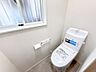 トイレ：シンプルな内装と清潔感のある白いトイレ。毎日のトイレタイムは落ち着ける空間がいいですよね。トイレは新品ですので、新生活を気持ちよくスタートできますよ♪
