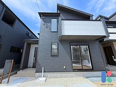 外観:毎日見る外観だからこそ、飽きのこない色合いがうれしい。季節の花々や木々を鉢に植えて、雑貨やライトも飾って外観から素敵なお家へと演出してみませんか? 外観:毎日見る外観だからこそ、飽きのこない色合いがうれしい。季節の花々や木々を鉢に植えて、雑貨やライトも飾って外観から素敵なお家へと演出してみませんか?