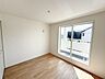 洋室：2階5.25帖洋室。バルコニーに面したお部屋なので掃き出し窓があり、日光が差し込みやすいため明るい空間が作れます。また、部屋が広く見える効果も♪お布団などを干しやすいのもうれしいポイント！