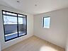 子供部屋：2階5帖洋室、別角度。屋根付きバルコニーに面したお部屋は、バルコニーにテーブルセットを置いてティータイムを楽しんだり、ハンモックや植物を置いてリラックススペースなどにする楽しみ方もできます。