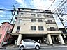 外観：閑静な住宅街で、バス停までも近く通勤・通学にも便利！敷地内に駐輪場、ゴミ捨て場もあります。駐輪場は雨に濡れない屋根ありの駐輪場です！