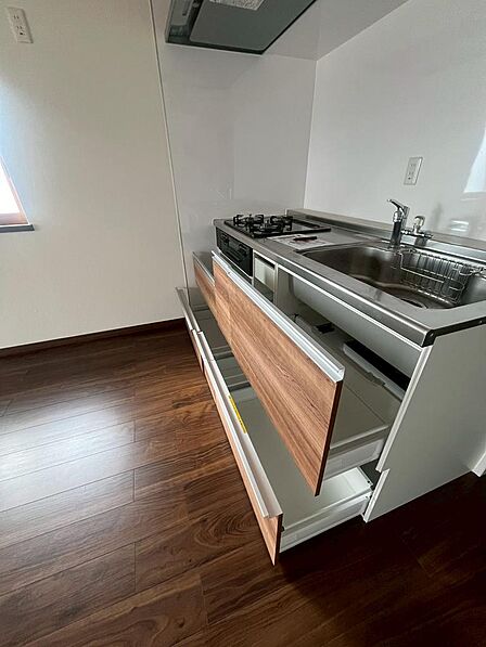 2022年に交換。使い勝手の良いシステムキッチンは3口コンロ+魚焼きグリル付き。スライドタイプで高い収納力と一目で中を確認できるのが魅力です♪