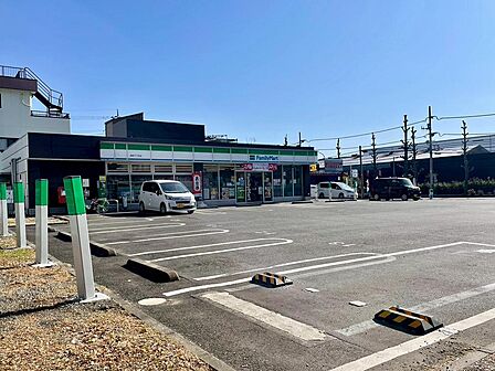 ファミリーマート(コインパーキング付)