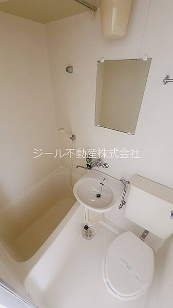画像6:機能的なバストイレ同室