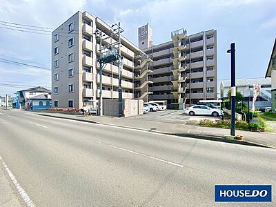 外観:落ち着いた色合いの外観。周辺は開放感があり、現地で陽当たりや住環境もぜひご確認ください♪ 外観:落ち着いた色合いの外観。周辺は開放感があり、現地で陽当たりや住環境もぜひご確認ください♪