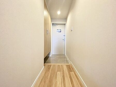 すっきりとした玄関ホール。明るく清潔感のある迎え入れ空間です♪