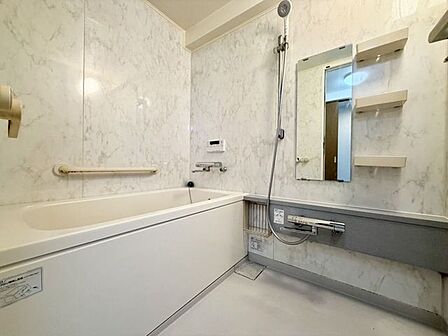 浴室とトイレが別々になった、バストイレ独立タイプ！お客様が来た時も気兼ねなく使ってもらえますし、洗い場もゆったり使えて快適ですね♪