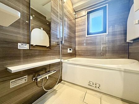 窓付きの明るい浴室です！日中は電気をつけなくても、自然光の中でお風呂に入れます♪入浴後の換気もスムーズで、カビ対策にもバッチリですね！