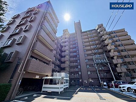 室が片側だけの、開放感あふれる角住戸です！2面採光で日当たりが良く、お部屋全体が明るい空間に♪窓を開ければ心地よい風が通り抜け、換気もバッチリ！ペット可のマンションです♪