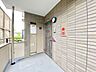 その他：玄関前には屋根のあるゆとりの共用廊下を確保。雨の日も濡れにくく、階段やエレベーターを使わずに出入りできる1階住戸です。