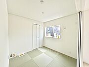 1号棟：リビング横の和室は、お子様のお昼寝や家事の合間の休憩など多目的に使えます♪