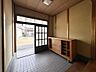 玄関：段差に腰をかけられるので、靴の脱ぎ履きが楽になります♪